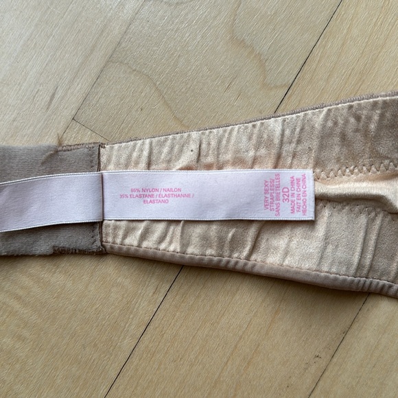 Victoria’s Secret “ very sexy” strapless bra - Picture 3 of 4